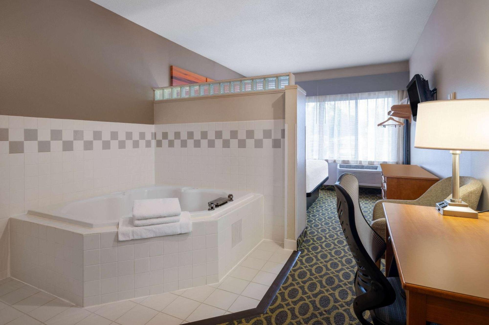 Days Inn & Suites By Wyndham Madison Exteriér fotografie