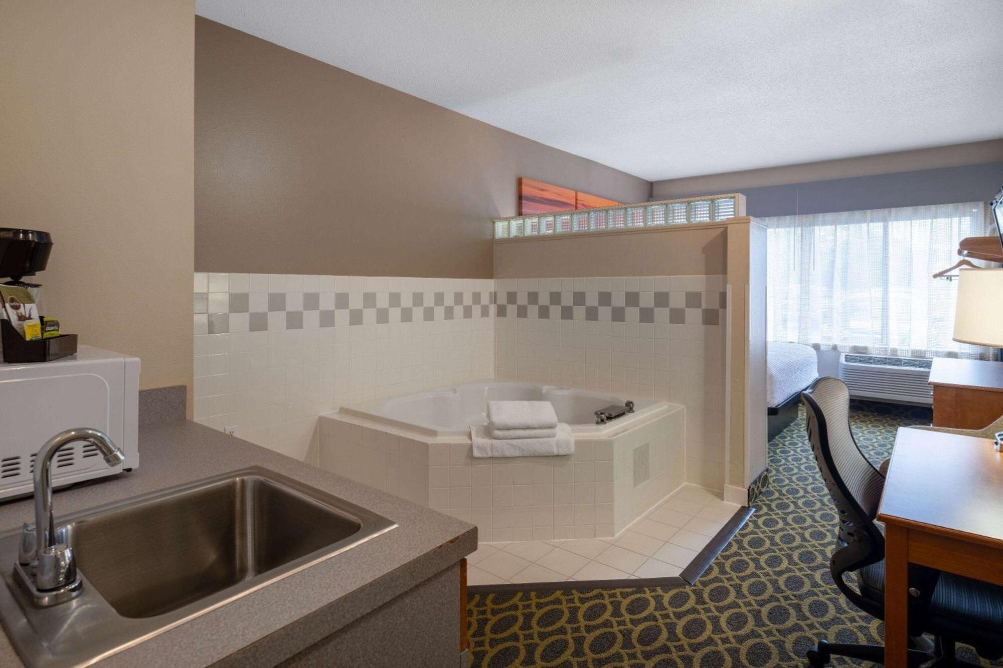 Days Inn & Suites By Wyndham Madison Exteriér fotografie