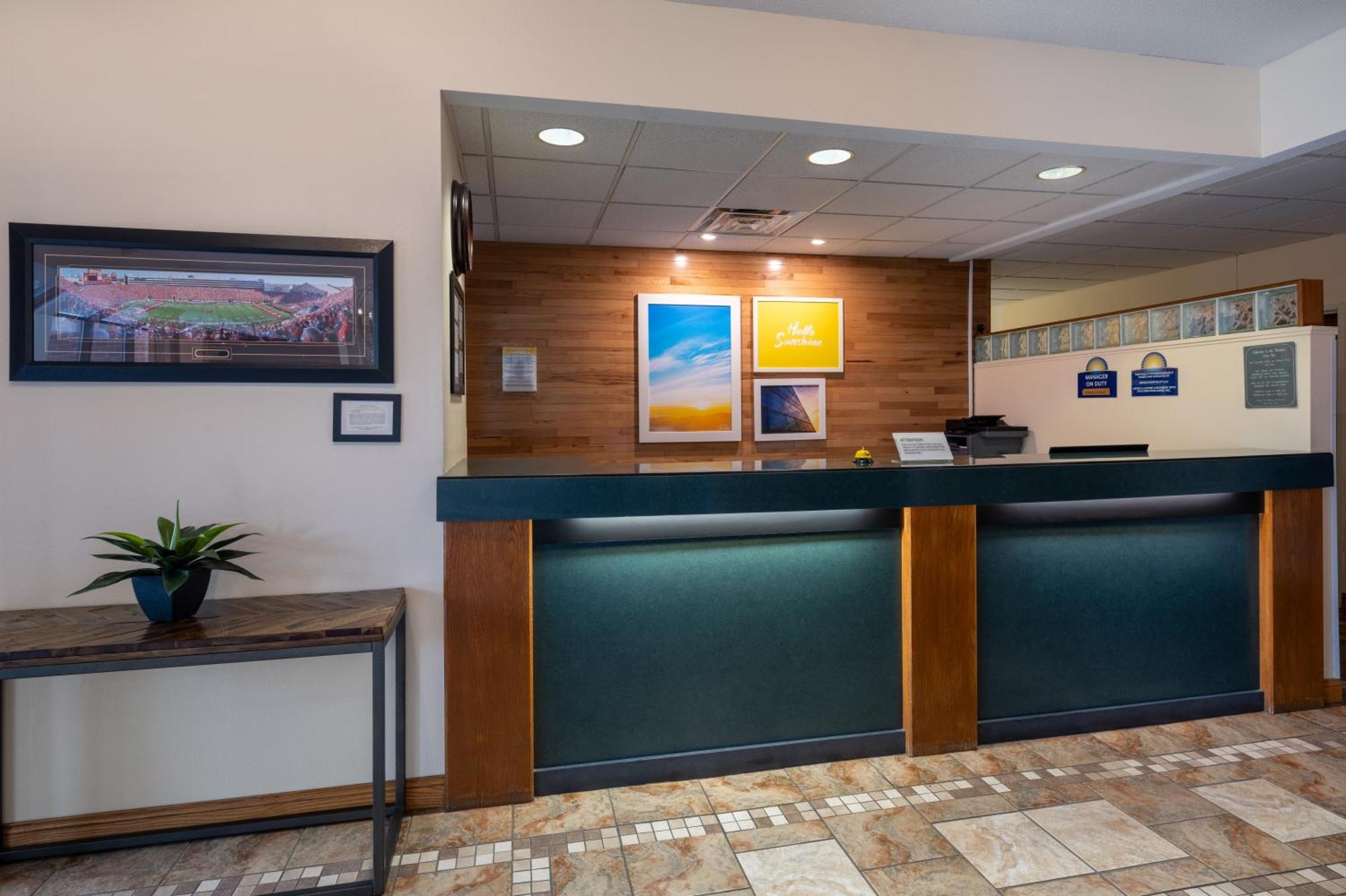 Days Inn & Suites By Wyndham Madison Exteriér fotografie
